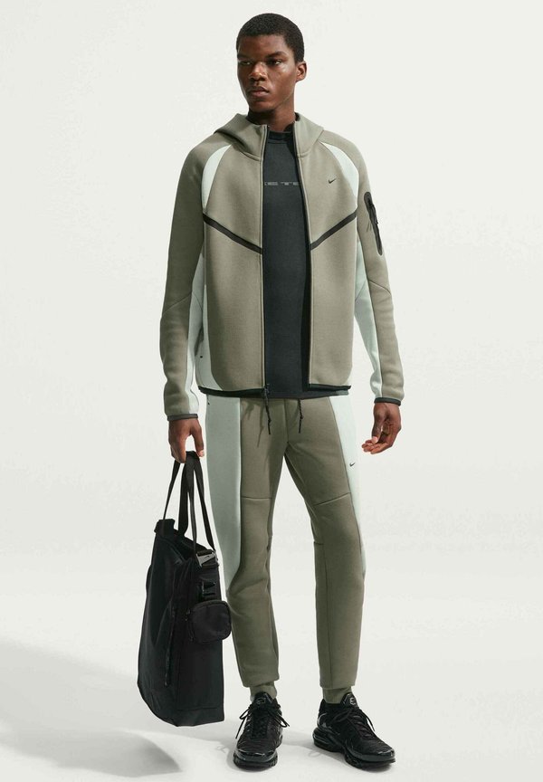 Nike Sportswear M NK TECH FLC PRO WR FZ JACKET - Zip-up sweatshirt - silver sage jade horizon black