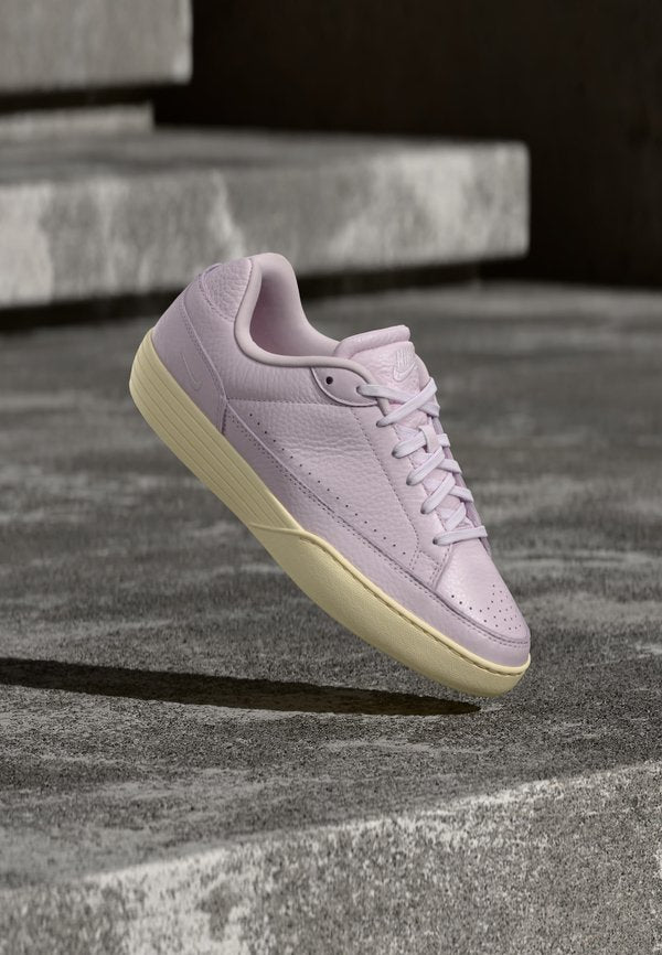 Nike Sportswear TENNIS CENTRE - Trainers - bleached lilac/pink foam