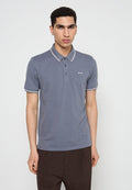 Graues Poloshirt mit Kragen, ausgestattet mit einer mit zwei Knöpfen versehenen Knopfleiste, kontrastierenden weißen Streifen am Kragen und an den Ärmeln sowie einem kleinen Logo auf der Brust.