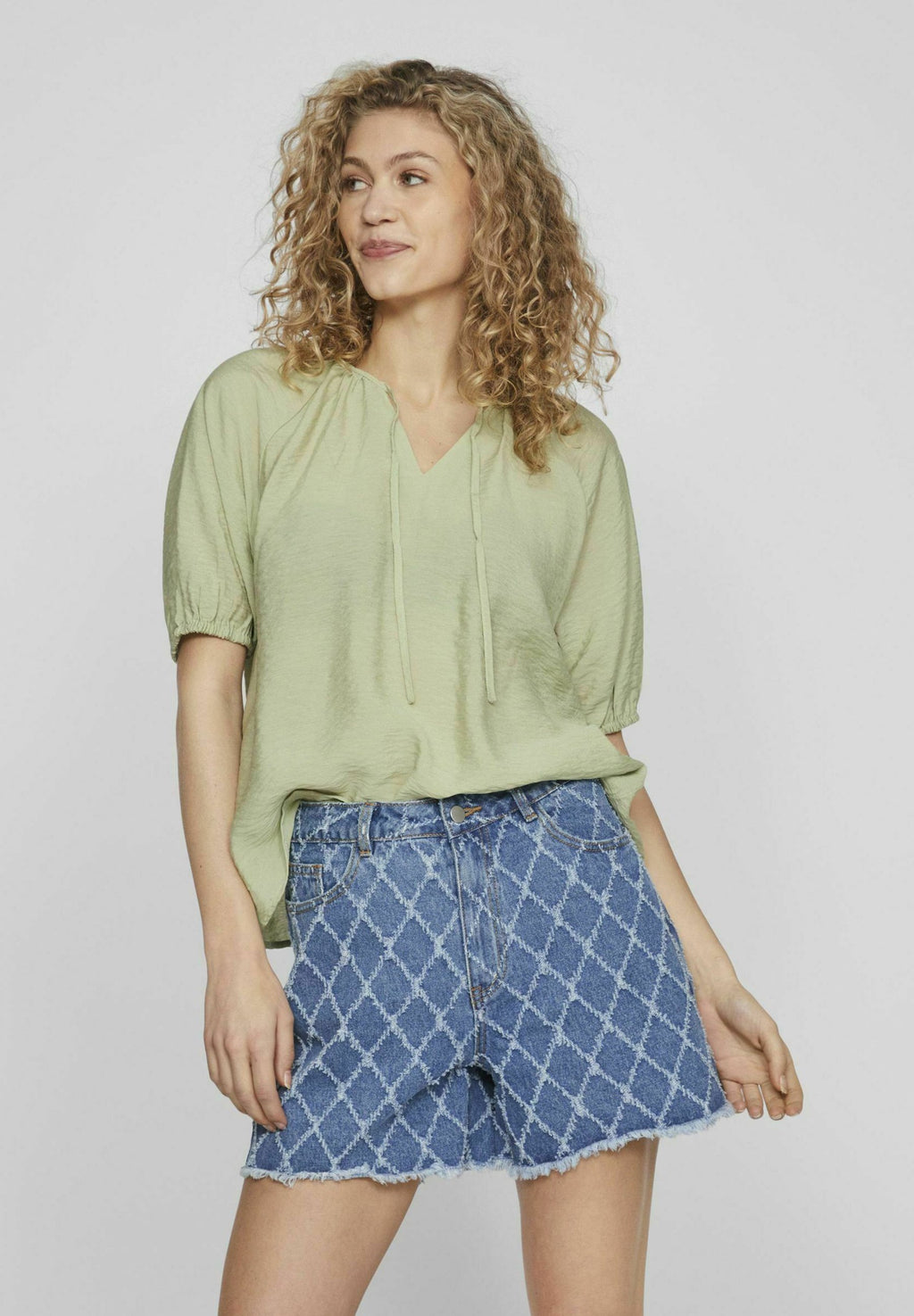 VILA TIE NECK