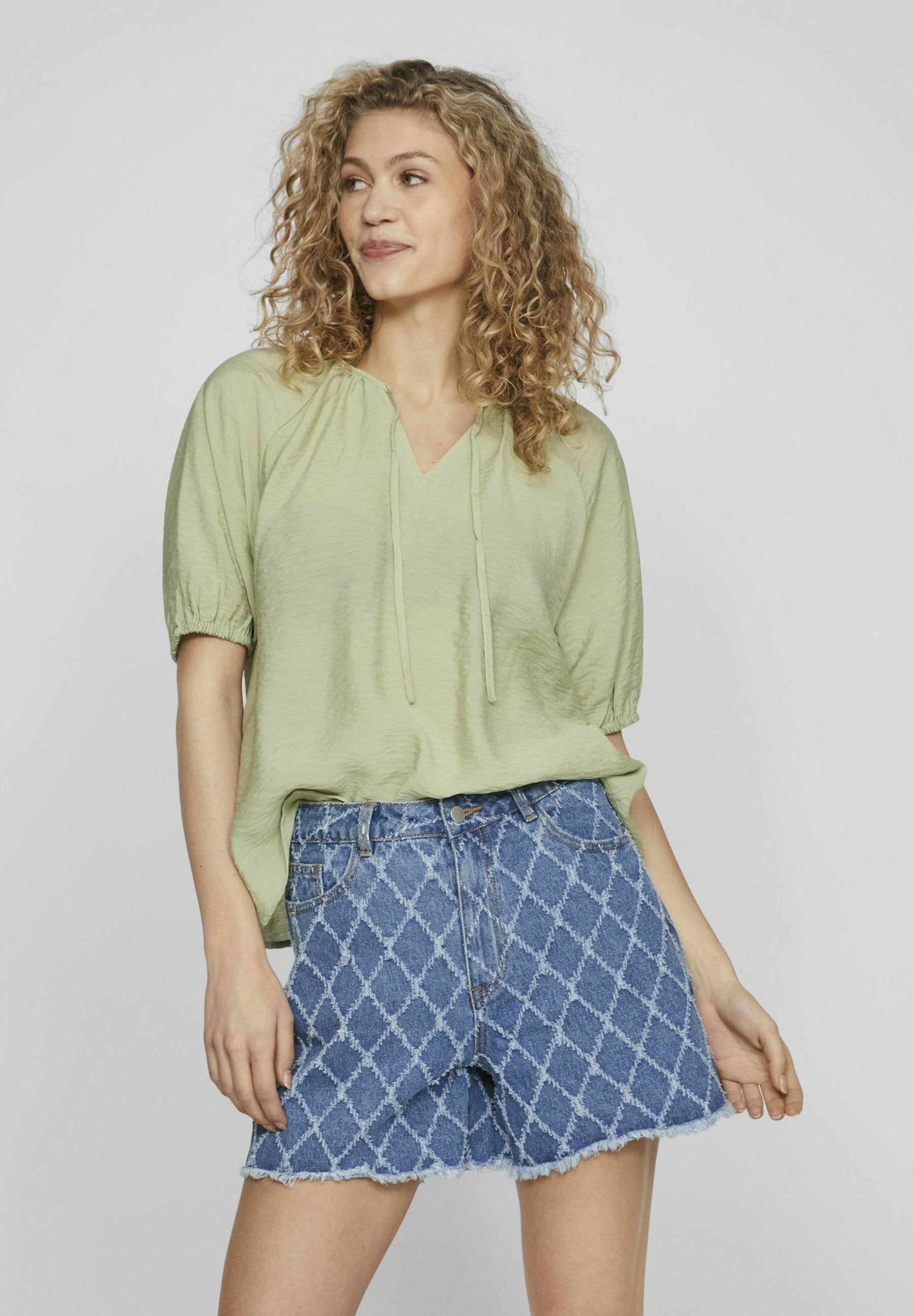 VILA TIE NECK