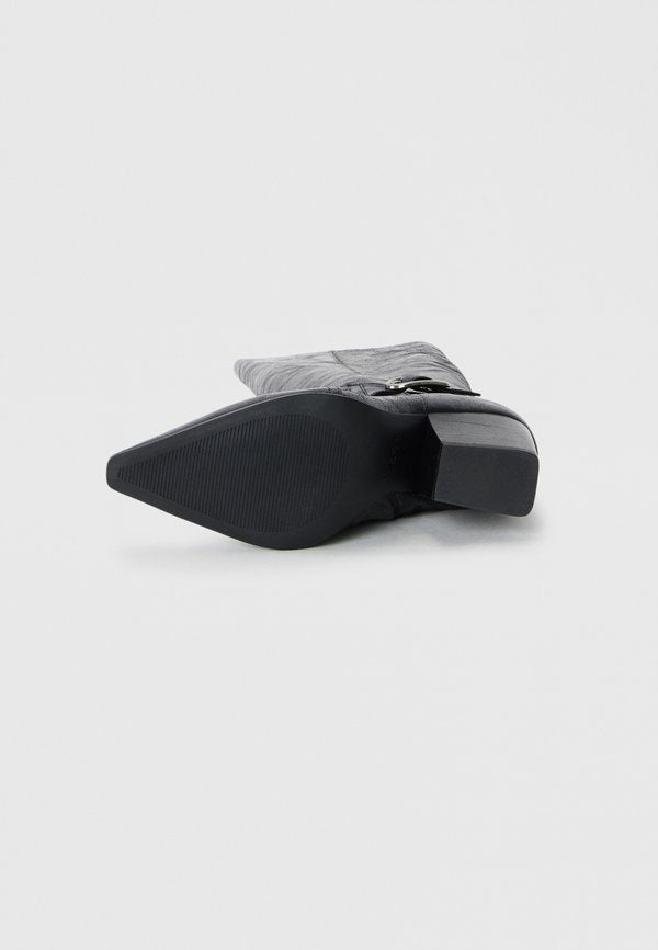 ALDO SADDLE