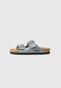 Graue Ledersandalen mit zwei verstellbaren Schnallenriemen, Korkfußbett und schwarz gefütterter Außensohle. "BAYTON"-Logo seitlich aufgedruckt. Flaches Design.