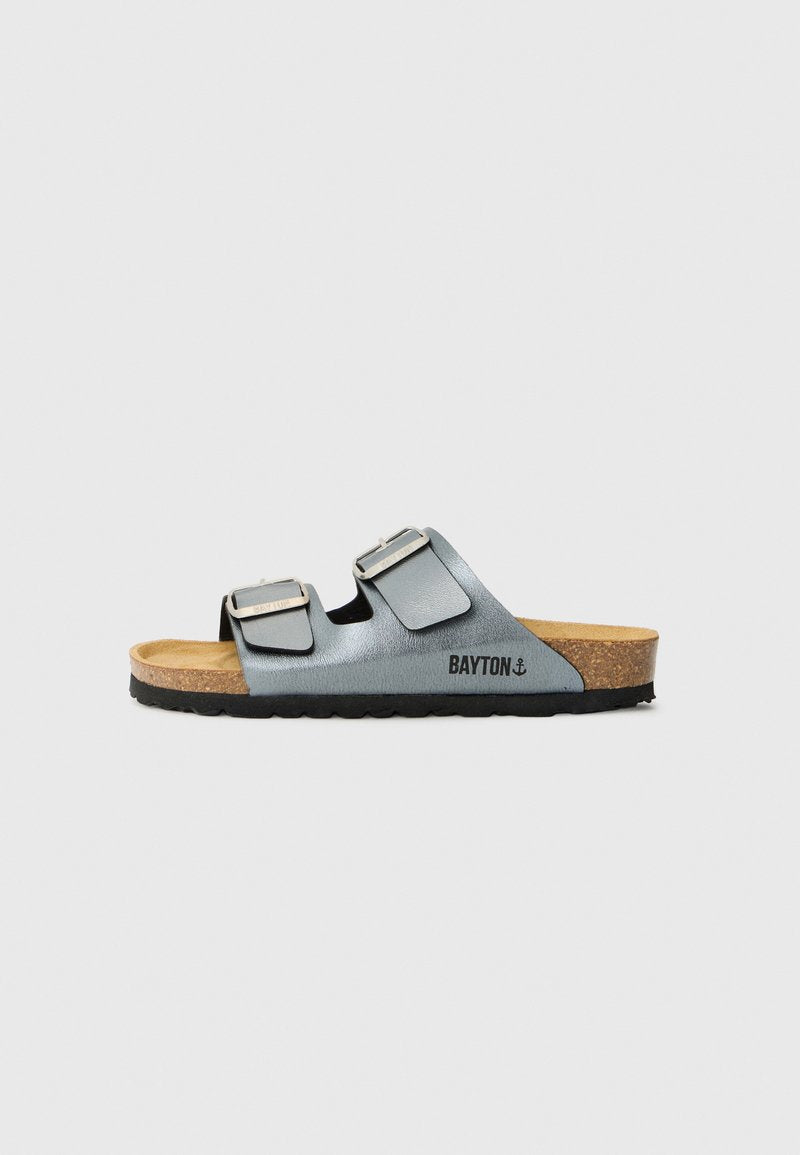 Graue Ledersandalen mit zwei verstellbaren Schnallenriemen, Korkfußbett und schwarz gefütterter Außensohle. "BAYTON"-Logo seitlich aufgedruckt. Flaches Design.