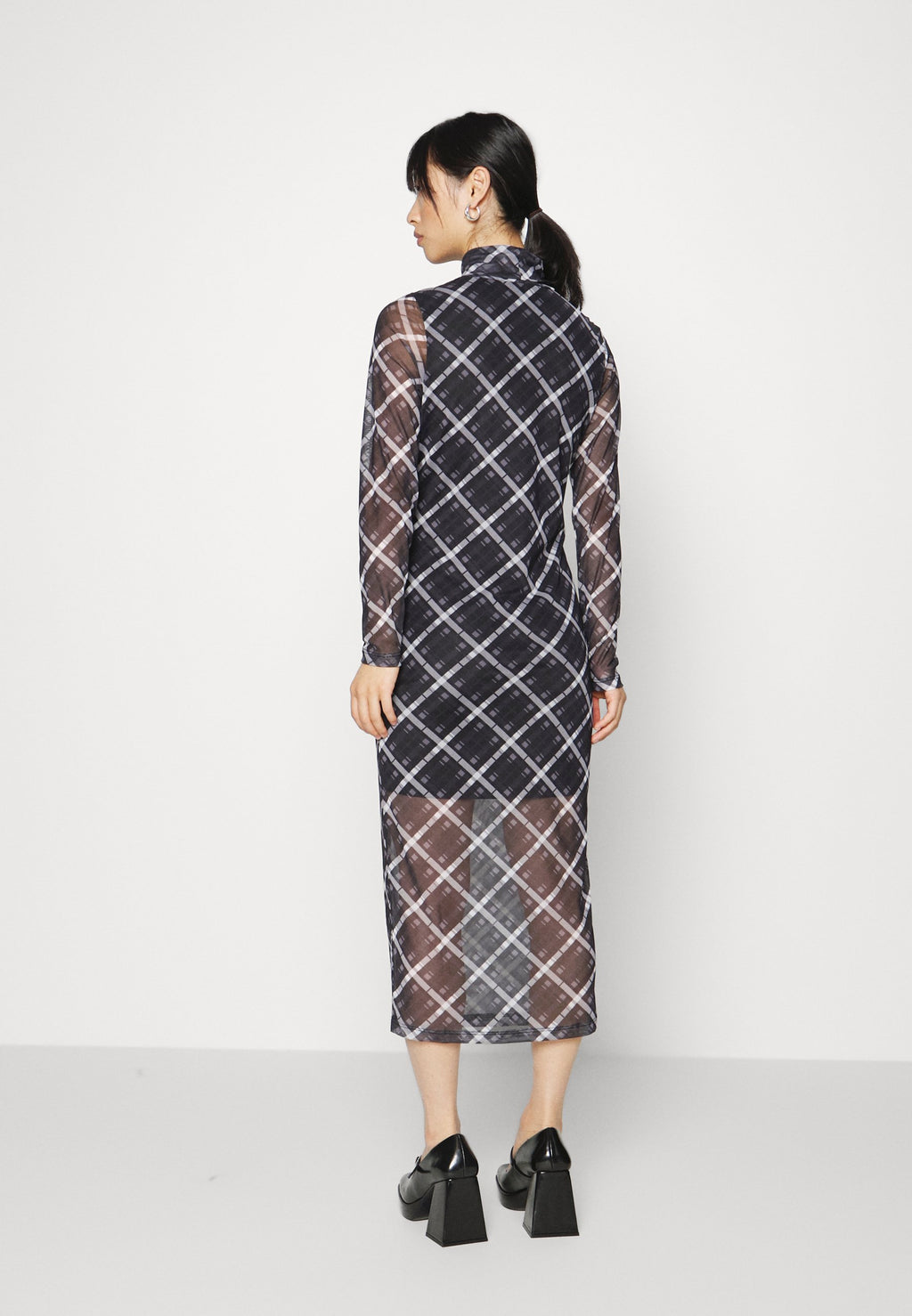 ONLFLOW MIDI DRESS Media 4