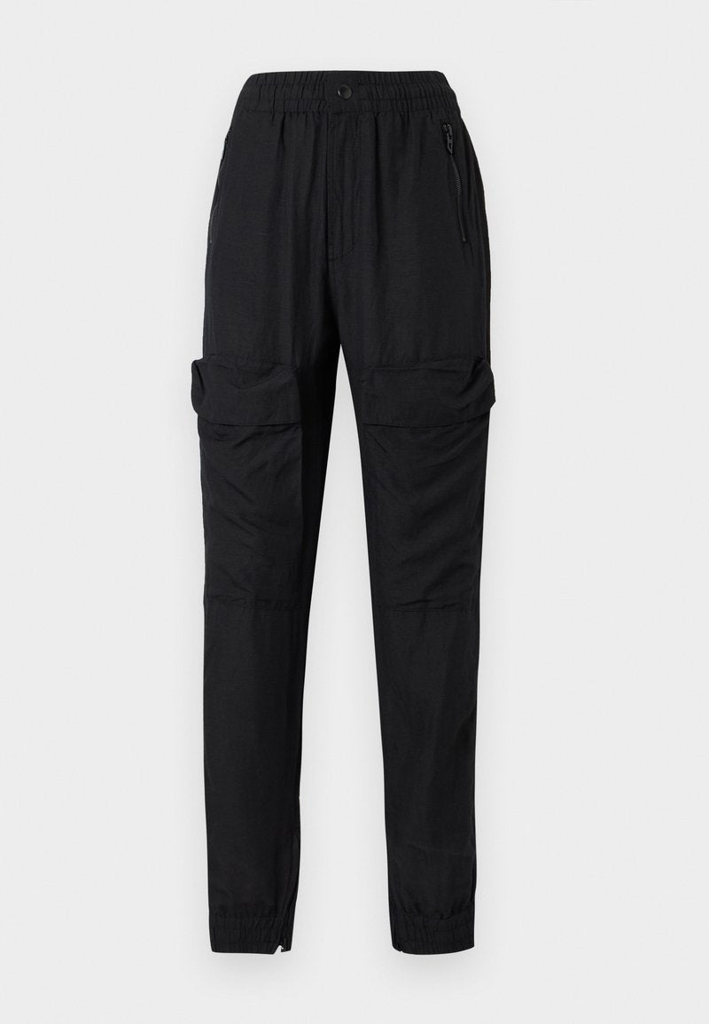 Schwarze Cargo-Hose mit elastischem Bund, seitlichen Reißverschlusstaschen, Klappentaschen an den Oberschenkeln und elastischen Bündchen an den Knöcheln.