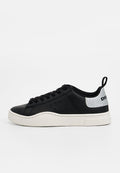 Schwarze synthetische Sneaker mit weißer Sohle, strukturierter Seite, perforierten Details und silbernem Akzent an der Ferse mit geprägter Schrift.