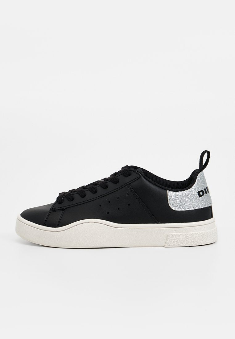 Schwarze synthetische Sneaker mit weißer Sohle, strukturierter Seite, perforierten Details und silbernem Akzent an der Ferse mit geprägter Schrift.