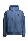 Blaue wasserdichte Jacke mit Kapuze, Frontreißverschluss und elastischen Bündchen. Verfügt über ein Logo-Patch auf der Brust und Mesh-Detail am Saum.