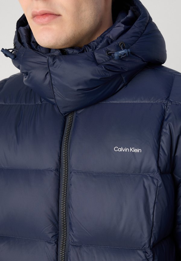 Calvin Klein DETACHABLE HOOD