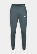 Dunkelgraue Sporthose mit einem elastischen Bund und einem auffälligen gelben Nike-Logo auf dem oberen linken Oberschenkel. Glattes, leichtes Material.