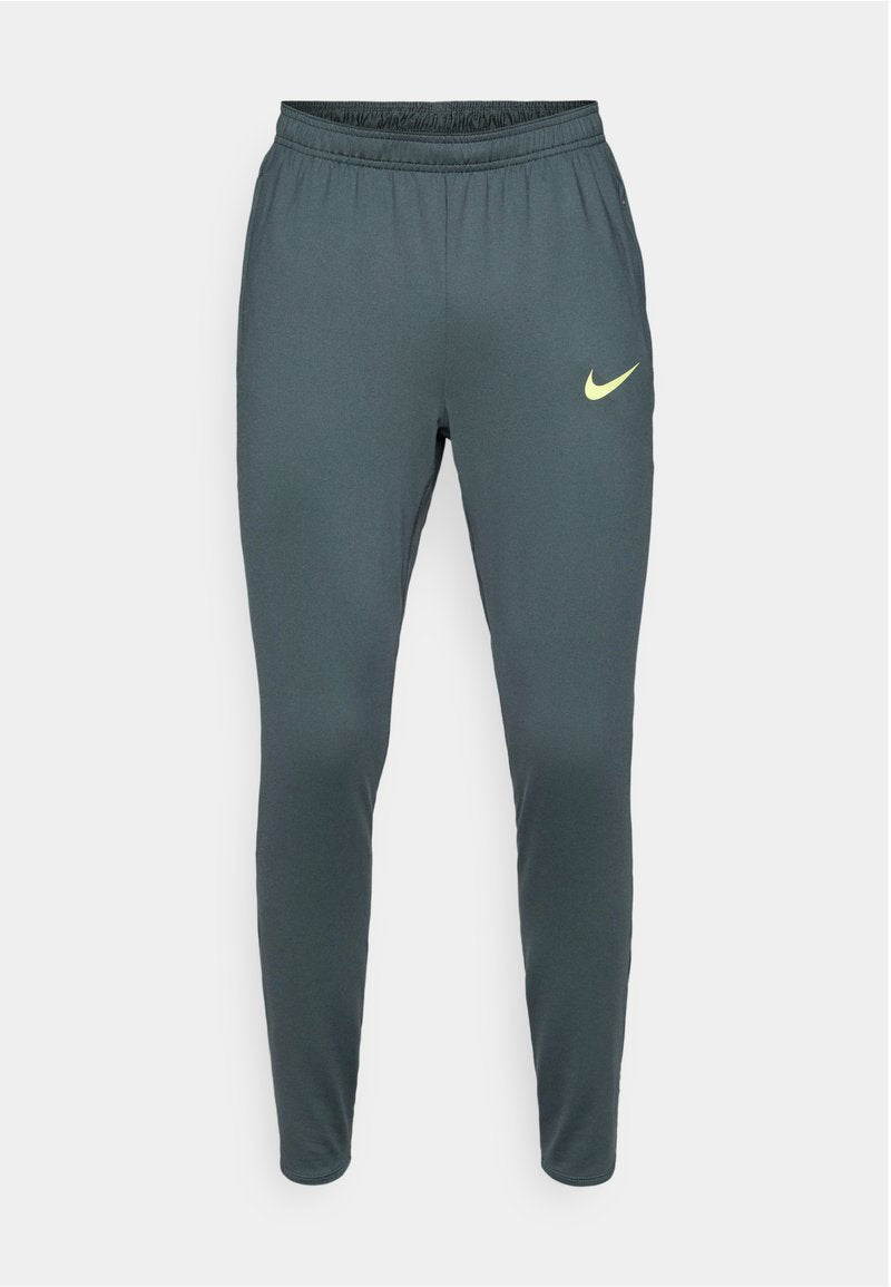Dunkelgraue Sporthose mit einem elastischen Bund und einem auffälligen gelben Nike-Logo auf dem oberen linken Oberschenkel. Glattes, leichtes Material.