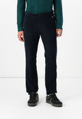 Marineblaue Cordhosen mit normaler Passform, Knopfverschluss, dezentem Muster und seitlichen Taschen. Getragen mit schwarzen Sneakers.