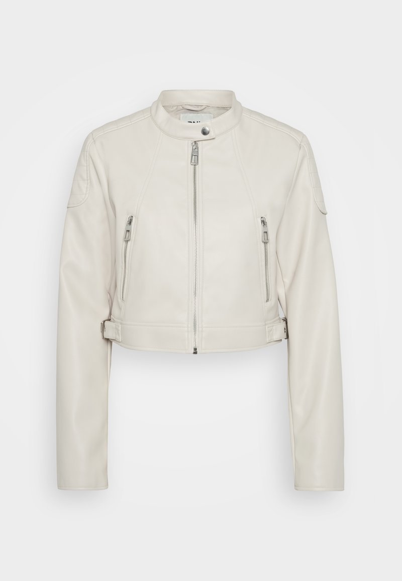 Kürzerer weißer Lederjacke mit Stehkragen, Reißverschluss vorne und zwei seitlichen Reißverschlusstaschen; mit gesteppten Schulterdetails.
