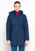 Marineblaue Jacke mit Reißverschluss und Kapuze, diamantgefüttertes Muster und langen Ärmeln, getragen über einem bordeauxroten Oberteil, vor einem schlichten Hintergrund präsentiert.