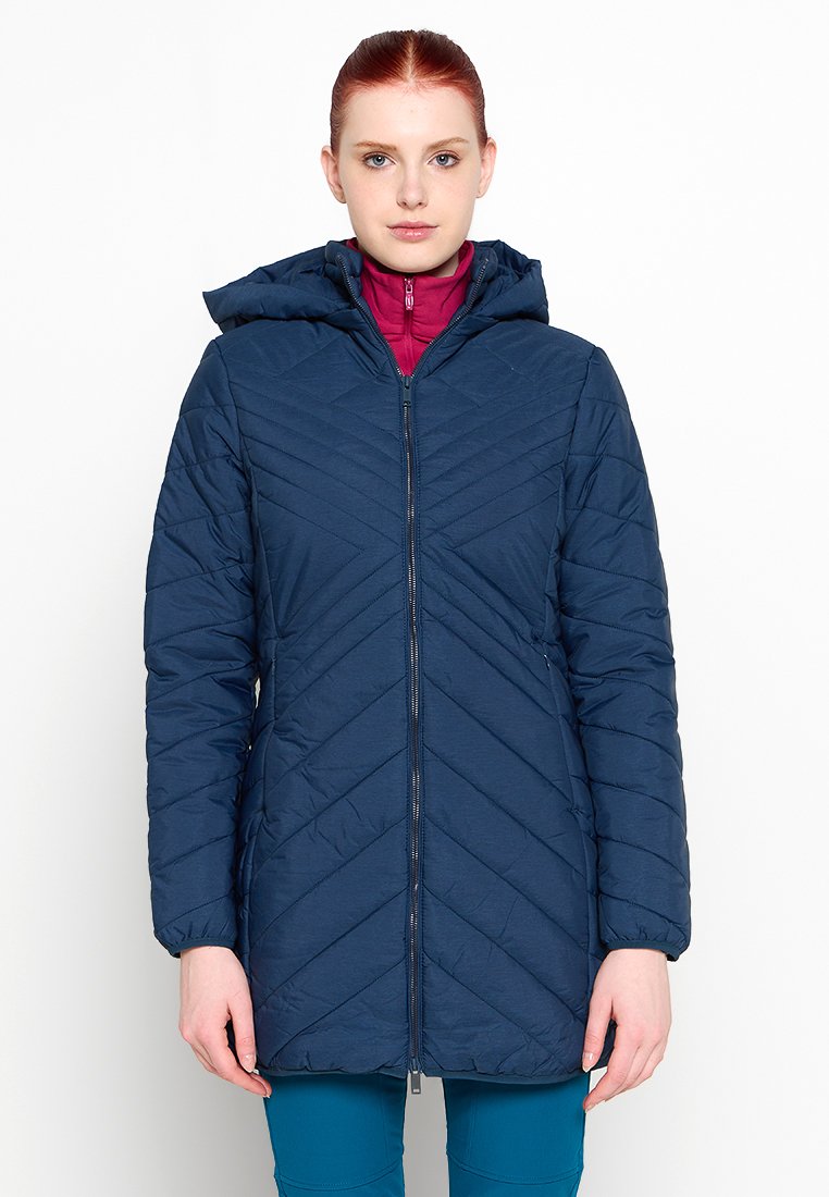 Marineblaue Jacke mit Reißverschluss und Kapuze, diamantgefüttertes Muster und langen Ärmeln, getragen über einem bordeauxroten Oberteil, vor einem schlichten Hintergrund präsentiert.