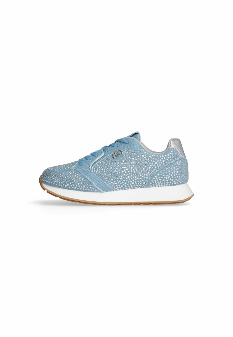 Hellblaue Sneakers mit einer strukturierten Oberfläche, verziert mit kleinen, metallischen Nieten. Besitzt graue Akzente, eine weiße Sohle und blaue Schnürsenkel.