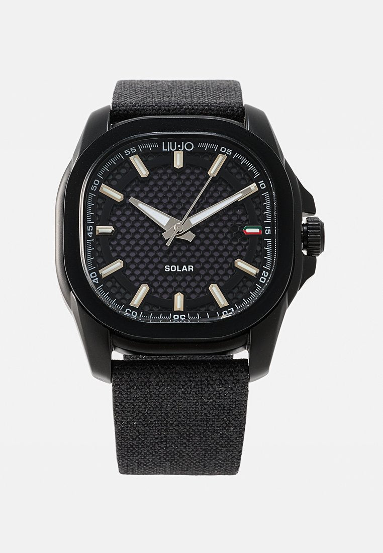 Schwarze solarbetriebene Armbanduhr mit strukturiertem Zifferblatt, silbernen Stundenmarkierungen und Stoffarmband, die die Zeit 10:10:06 anzeigt.