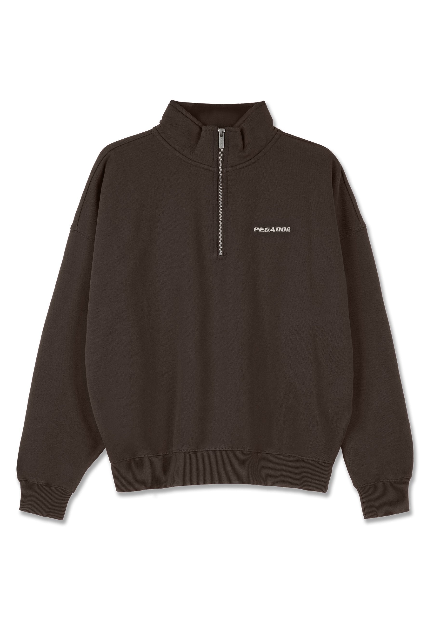Dunkelbrauner Pullover-Sweatshirt, Halb-Reißverschluss-Design, mit hohem Kragen, gerippten Bündchen und Saum sowie einem weißen "PEGADOR"-Logo auf der Brust.