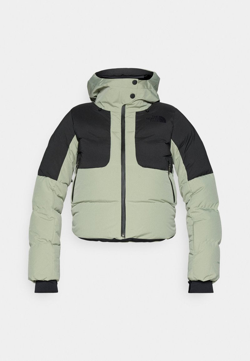 Gekürzte Daunenjacke in Hellgrün und Schwarz. Verfügt über einen Reißverschluss, Kapuze, doppelte Brusttaschen und elastische Bündchen. Glatte Textur und gepolstertes Design.