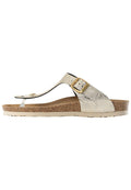 Metallisch silberner Flip-Flop-Sandal mit strukturiertem Obermaterial, Korkfußbett und Gummisohle. Verfügt über eine dekorative goldene Schnalle.