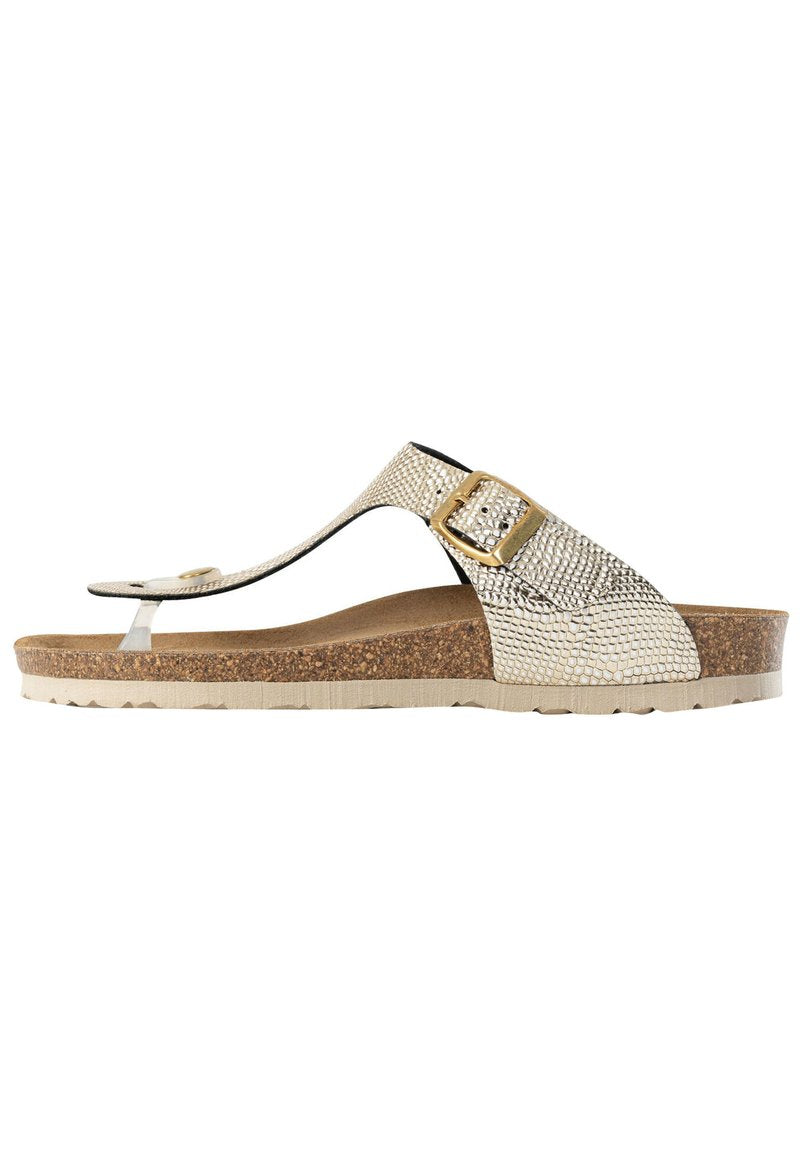 Metallisch silberner Flip-Flop-Sandal mit strukturiertem Obermaterial, Korkfußbett und Gummisohle. Verfügt über eine dekorative goldene Schnalle.