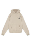 Beige Kapuzenpullover aus weichem Stoff, mit einer großen Fronttasche, geripptem Saum und Ärmeln. Auf der Brust ist ein schwarzes Grafiklogo zu sehen.