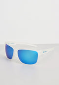Sonnenbrille mit einem weißen Plastikrahmen und blauen, verspiegelt Gläsern. Mit einem Logo am Bügel. Winkliges Design mit einer glatten Textur.