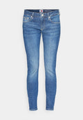 Dünne blaue Jeans aus Denim. Verfügt über fünf Taschen, einen Bund mit Gürtelschlaufen und eine ausgewaschene Optik. Markenlabel auf der Rückseite sichtbar.