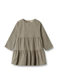 Grün-beige gestreiftes Kleid mit langen Ärmeln, rundem Ausschnitt und gestuftem Saum. Hergestellt aus leichtem Stoff mit glatter Textur.