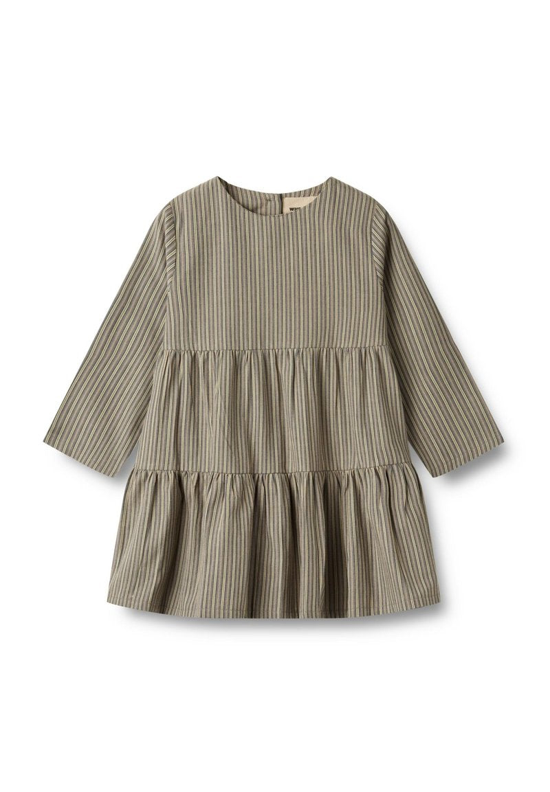 Grün-beige gestreiftes Kleid mit langen Ärmeln, rundem Ausschnitt und gestuftem Saum. Hergestellt aus leichtem Stoff mit glatter Textur.