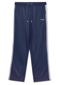Navy Sweatpants mit einem Kordelzugbund, ausgestattet mit weißen Seitenstreifen und einem kleinen Logo auf der Vorderseite. Glatte Textur und lockerer Schnitt.