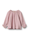 Rosa, leichte Bluse mit langen, puffartigen Ärmeln und strukturiertem Stoff. Hat einen gerafften Hals und eine Spitzenverzierung an den Ärmelsäumen.