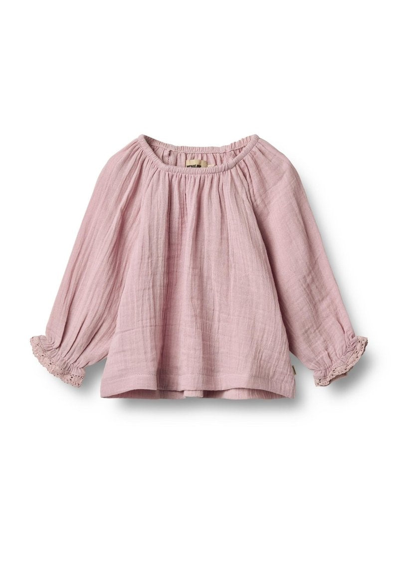 Rosa, leichte Bluse mit langen, puffartigen Ärmeln und strukturiertem Stoff. Hat einen gerafften Hals und eine Spitzenverzierung an den Ärmelsäumen.