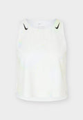 Weißes ärmelloses sportliches Tanktop mit schwarzen Nike Swoosh-Logos auf beiden Schultern, aus atmungsaktivem Stoff.