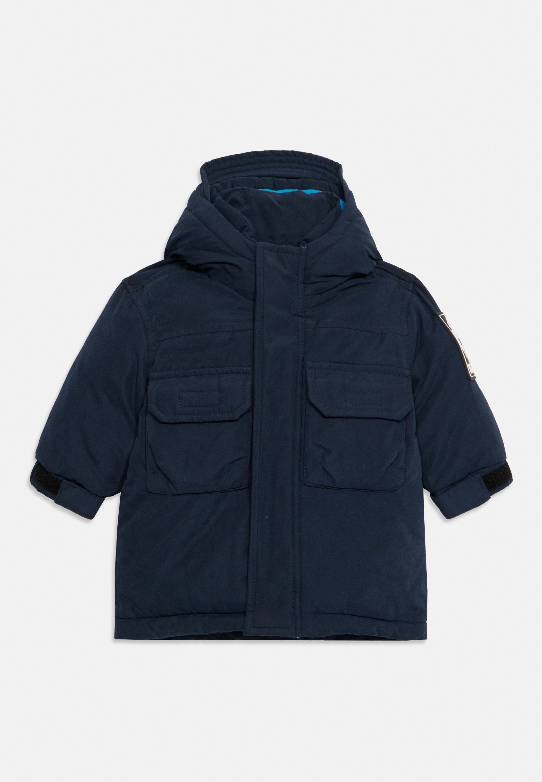Marineblaue Kapuzenjacke aus strapazierfähigem Material, mit einem Frontreißverschluss, zwei Brusttaschen und verstellbaren Ärmelbündchen mit Klettverschluss.
