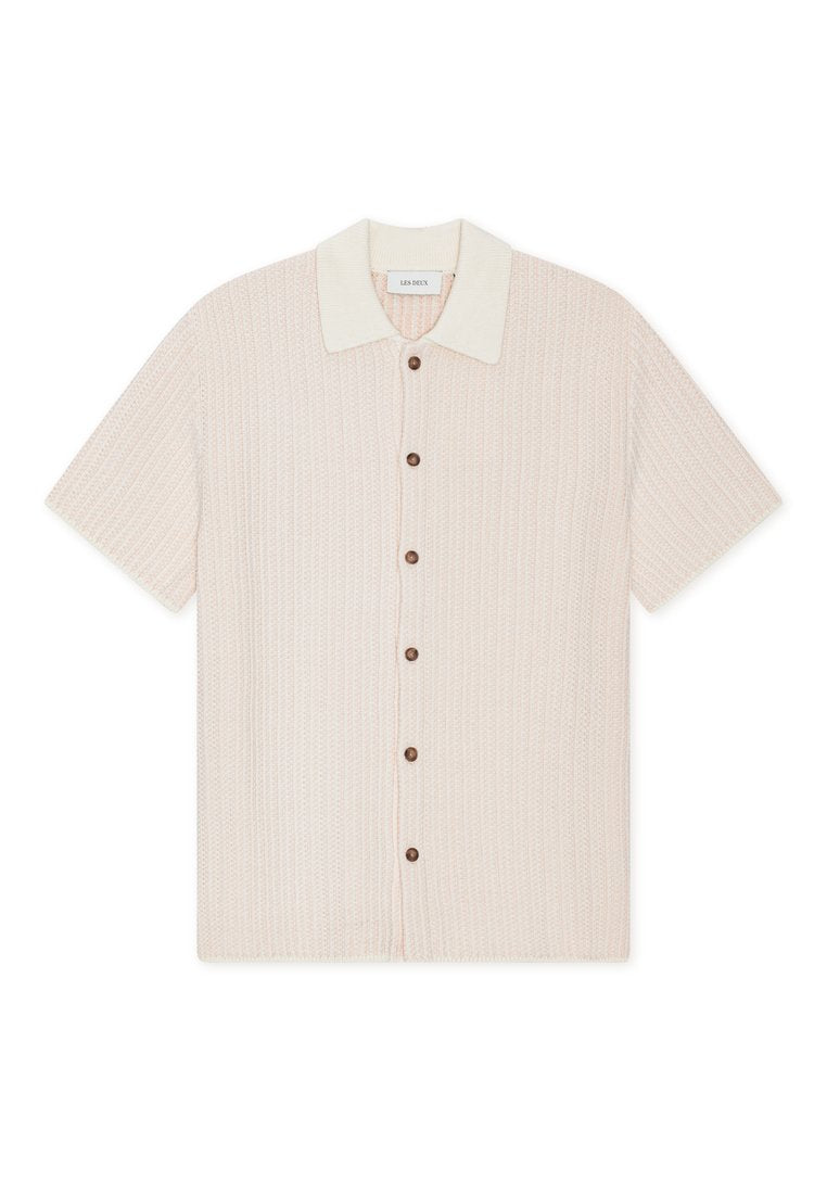 Kurzärmliges Hemd in hellem Beige mit gerippter Textur. Verfügt über einen kontrastierenden cremefarbenen Kragen und braune Knöpfe vorne.