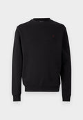 Schwarzes Baumwoll-Sweatshirt mit rundem Halsausschnitt, gerippten Bündchen und Saum. Mit kleinem rotem Logo auf der Brust. Glatte Textur, minimalistisches Design.