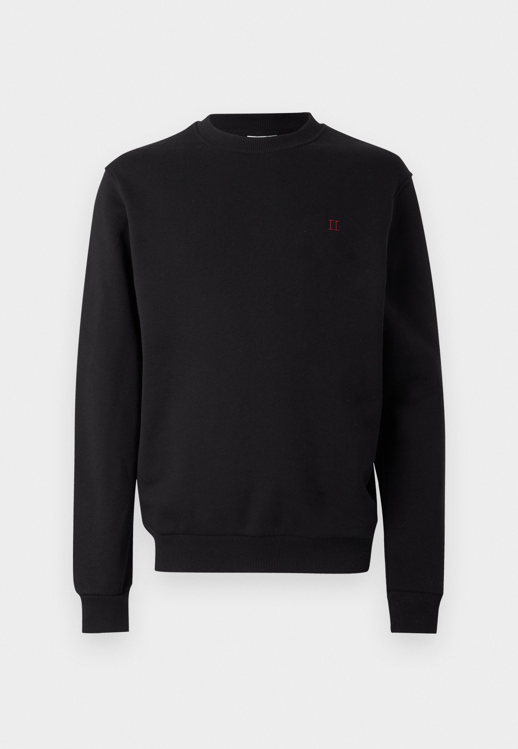 Schwarzes Baumwoll-Sweatshirt mit rundem Halsausschnitt, gerippten Bündchen und Saum. Mit kleinem rotem Logo auf der Brust. Glatte Textur, minimalistisches Design.