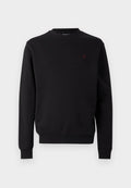Schwarzes Baumwoll-Sweatshirt mit rundem Halsausschnitt, gerippten Bündchen und Saum. Mit kleinem rotem Logo auf der Brust. Glatte Textur, minimalistisches Design.