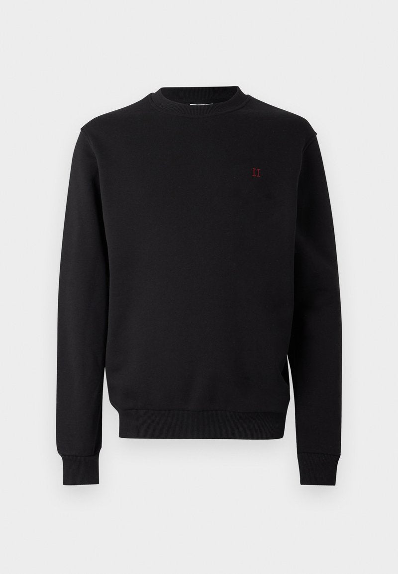 Schwarzes Baumwoll-Sweatshirt mit rundem Halsausschnitt, gerippten Bündchen und Saum. Mit kleinem rotem Logo auf der Brust. Glatte Textur, minimalistisches Design.