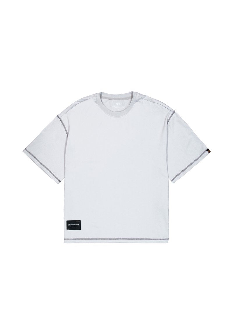 Weißes Kurzarm-T-Shirt mit grauen Nähten, Rundhalsausschnitt und einem schwarzen Etikett unten links mit dem Text "STUDIO EDITION".