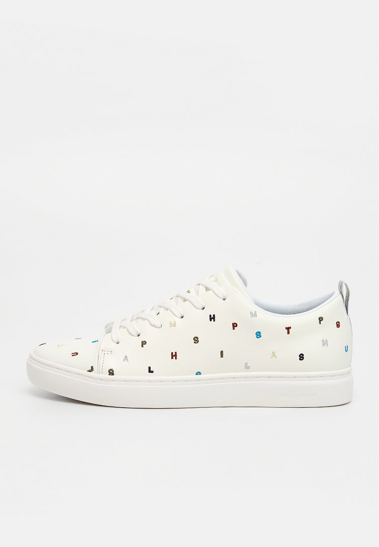 Weiße Ledersneaker mit mehrfarbigen Buchstaben auf dem Obermaterial, runder Zehenpartie, flacher Sohle und Schnürverschluss.