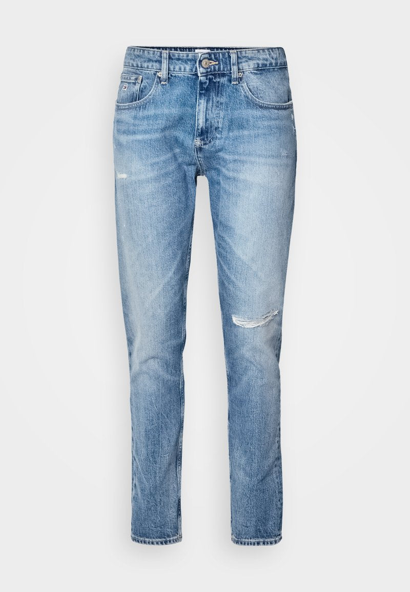 Hellblaue Jeans aus Denim mit geradem Schnitt, distressed Details an den Knien, fünf Taschen und einem Knopfverschluss an der Taille.