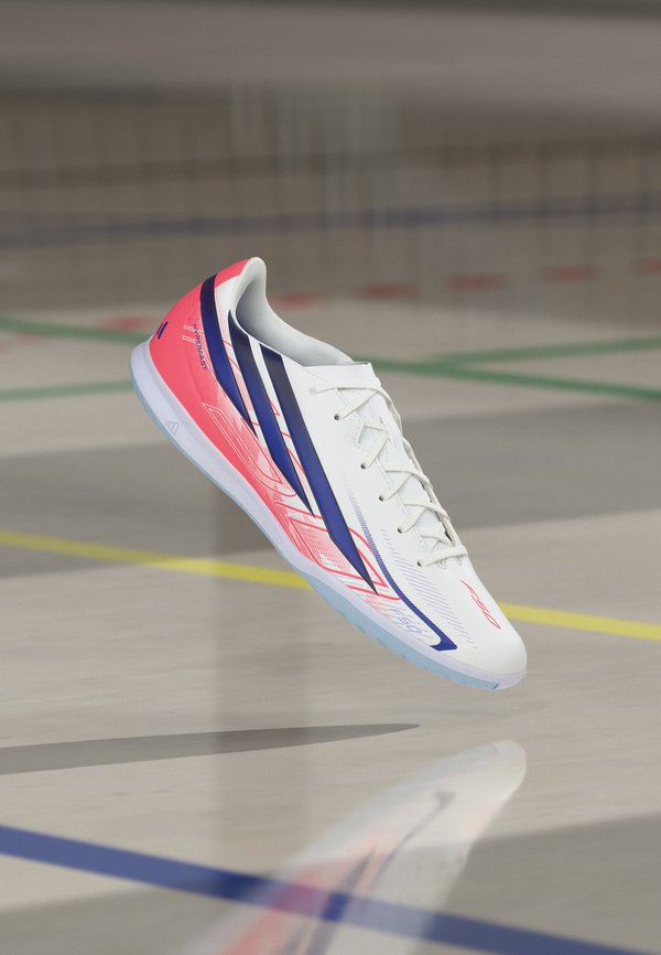 adidas Performance F50 HYPERFAST CLUB IN - Indoor football boots - footwear white/solar purple/solar turbo