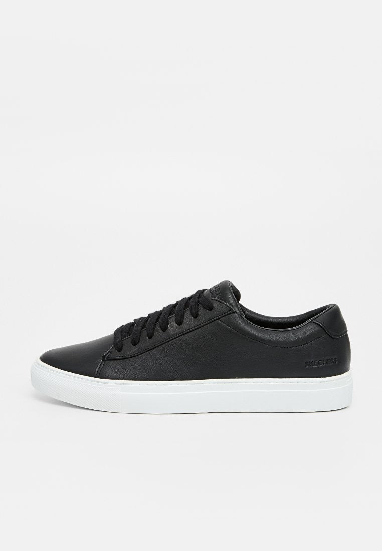 Schwarze Ledersneaker mit flacher, weißer Gummisohle, runder Spitze und sechs Ösen. Merkmale sind eine glatte Textur und minimale Markenkennzeichnung an der Ferse.