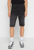 Schwarze Denimschorts mit lässiger Passform, knielang, mit einem Kordelzugbund, distressed Optik und Fronttaschen.