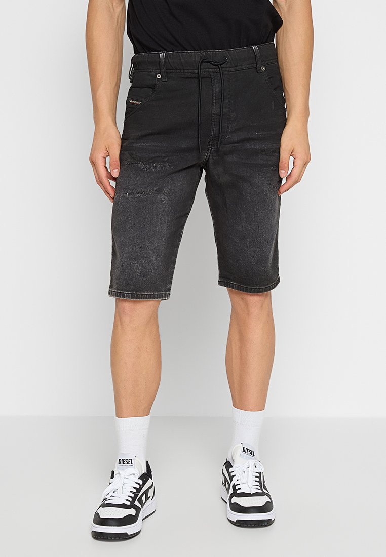 Schwarze Denimschorts mit lässiger Passform, knielang, mit einem Kordelzugbund, distressed Optik und Fronttaschen.