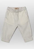 Gestreifte beige und hellgraue Kinderhose mit elastischem Bund, seitlichen Taschen und lockerer Passform. Hergestellt aus leichtem Stoff.