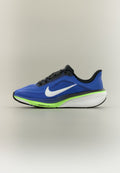 Blauer und schwarzer Nike-Laufschuh mit weißem Swoosh, neongrüner und weißer Sohle sowie dem Schriftzug "Air Zoom" auf der Zwischensohle.